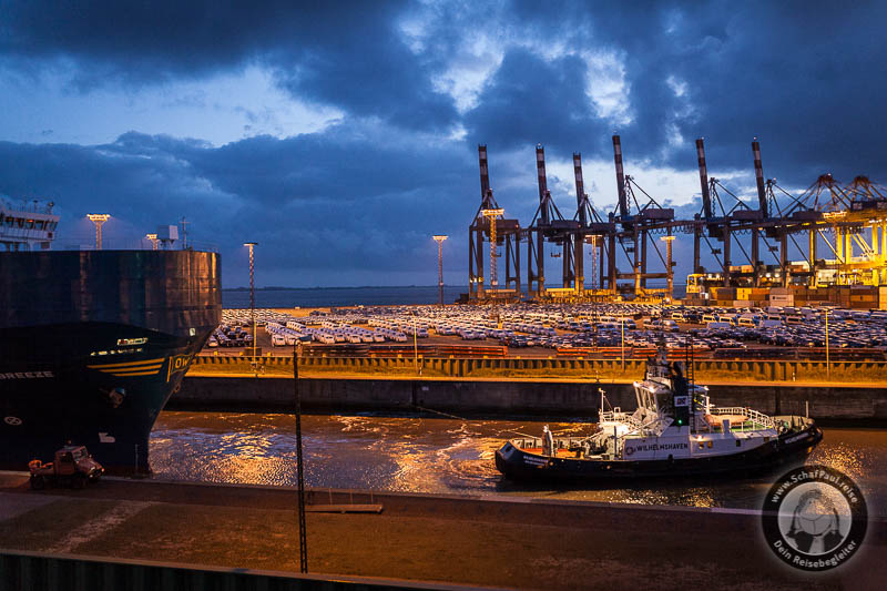 Schlepper im Nachteinsatz im Containerhafen von Bremerhaven