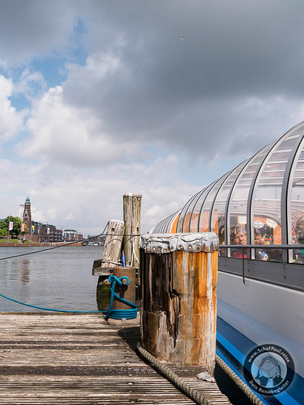Ausflugsboot mit gläsernem Cabrio-Effekt - Aussicht während der Hafenrundfahrt im Bremerhavener Containerhafen ist garantiert!