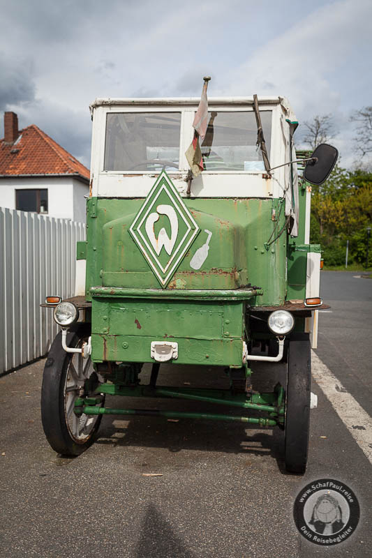 Historischer LKW mit Werder Bremen-Logio und Farben im Schaufenster Fischereihafen Bremerhaven
