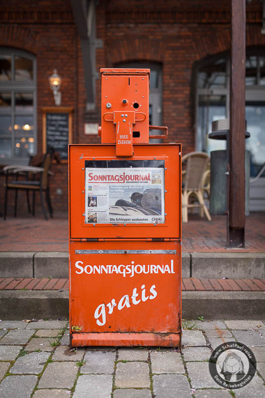 Tageszeitungsautomat - klassische Form, aktueller Inhalt (gesehen im Schaufenster Fischereihafen Bremerhaven)