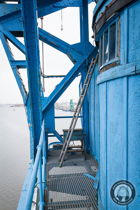 Eine Leiter führt auf das Dach des Brückenhauses des Schwimmkrans Blauer Klaus, Bredo-Werft in Bremerhaven