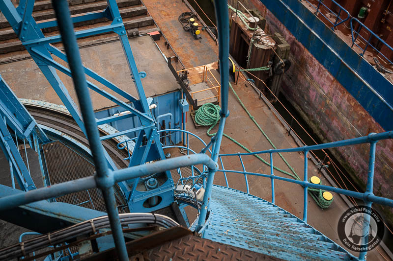 Blick von der Brückenbene des Schwimmkrans Blauer Klaus nach unten, Bredo-Werft in Bremerhaven