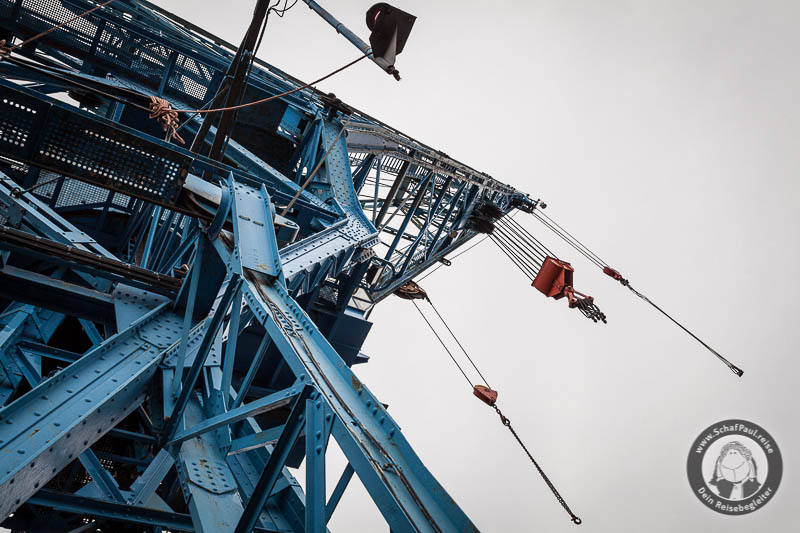 Eine mächtige Konstruktion hält die Auslegerspitze des Schwimmkrans Blauer Klaus, Bredo-Werft in Bremerhaven