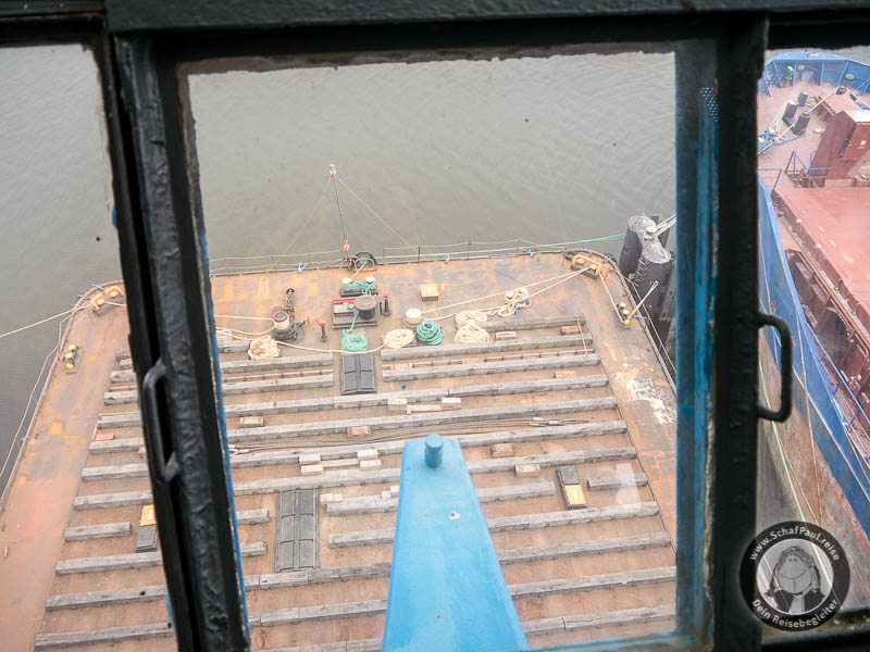 Blick auf das Deckslager aus dem Fahrstand des Schwimmkrans Blauer Klaus, Bredo-Werft in Bremerhaven