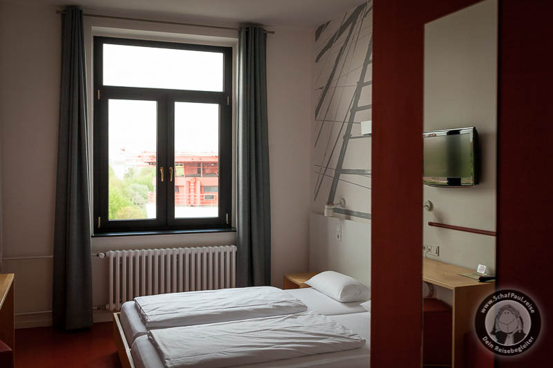 Doppelzimmer im Havenhostel in Bremerhaven, Blick auf das Bett
