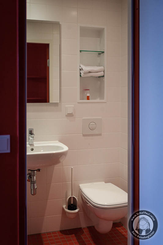 Badezimmer im Havenhostel in Bremerhaven, Blick auf Waschbecken und WC