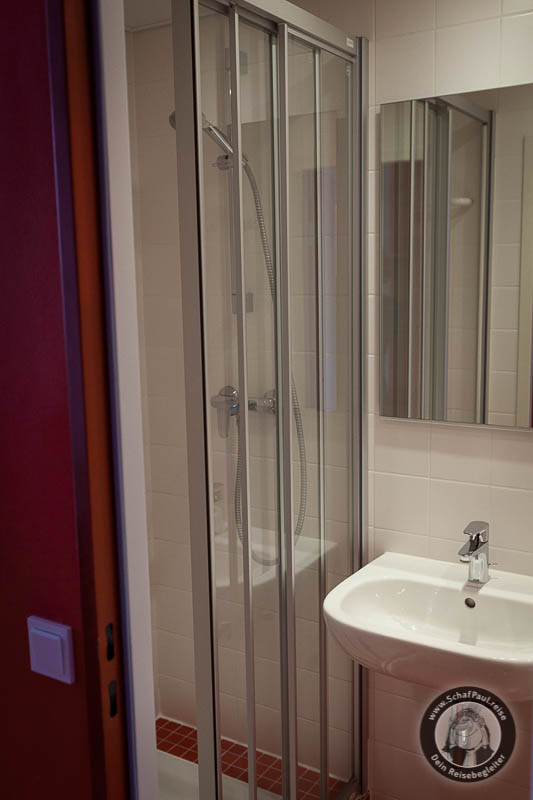 Badezimmer im Havenhostel in Bremerhaven, Blick auf die Dusche