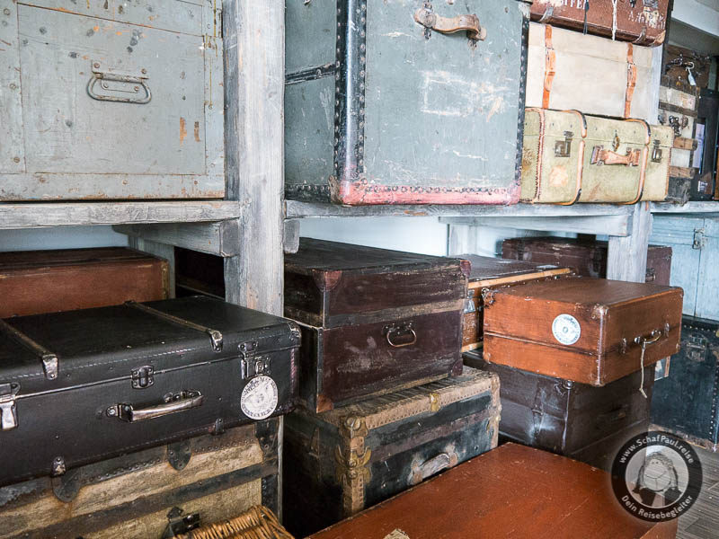 Gepäcklager bei der Ankunft in New York - das alte Leben als Start in ein neues Leben