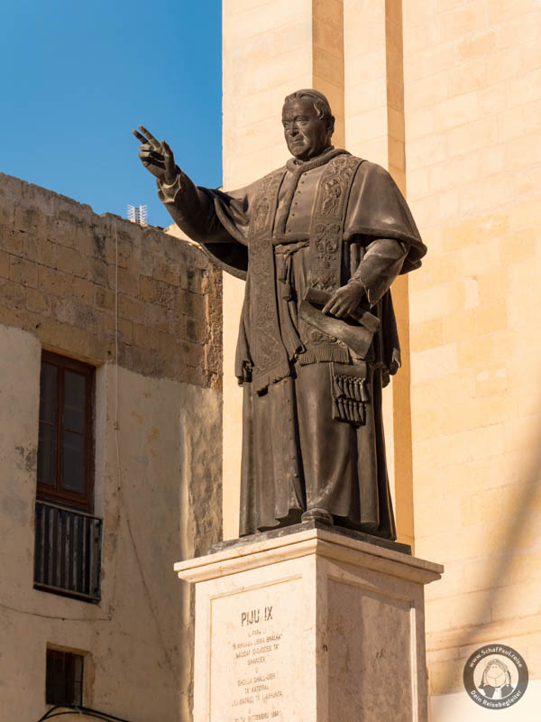 Figur von Papst Pius IX. vor der Kirche innerhalb der Zitadelle