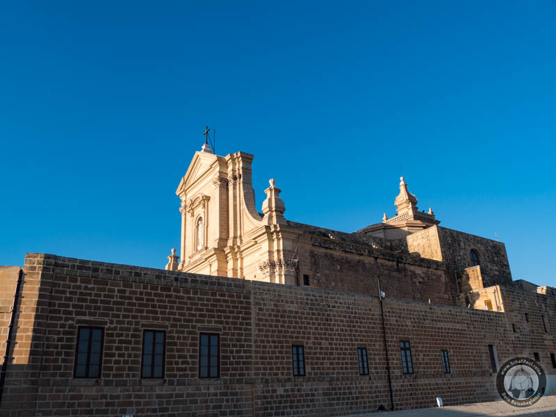 Die Kirche in der Zitadelle von Victoria (Rabat) von außen gesehen