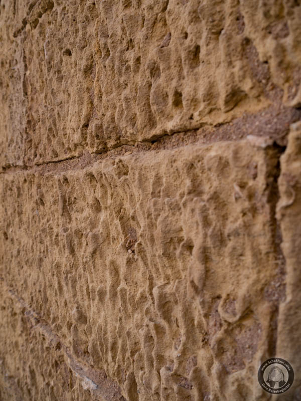 Steine der Außenmauer der Zitadelle von Victoria (Rabat)