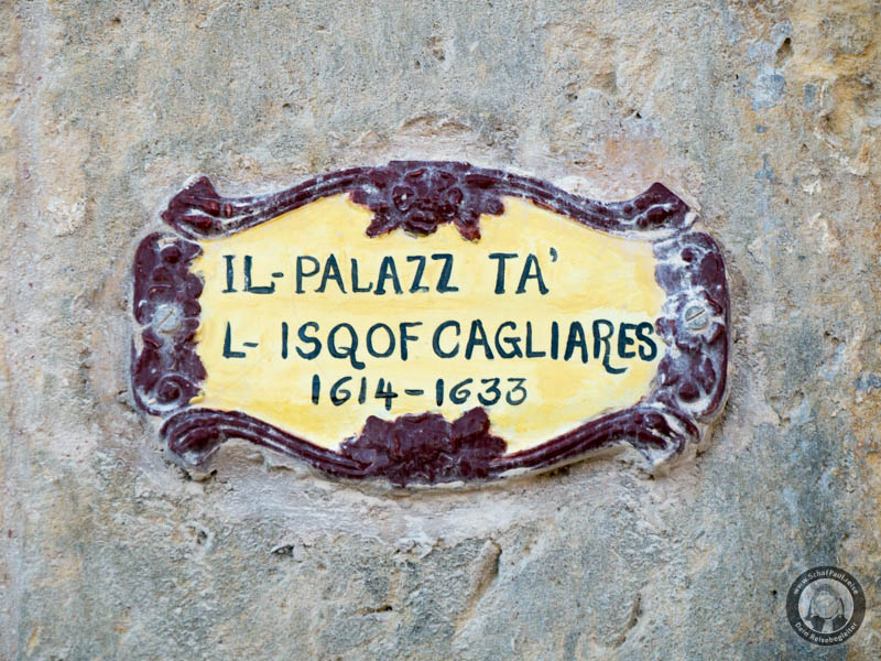 Straßennamen-Schilder in der Zitadelle von Victoria (Rabat)