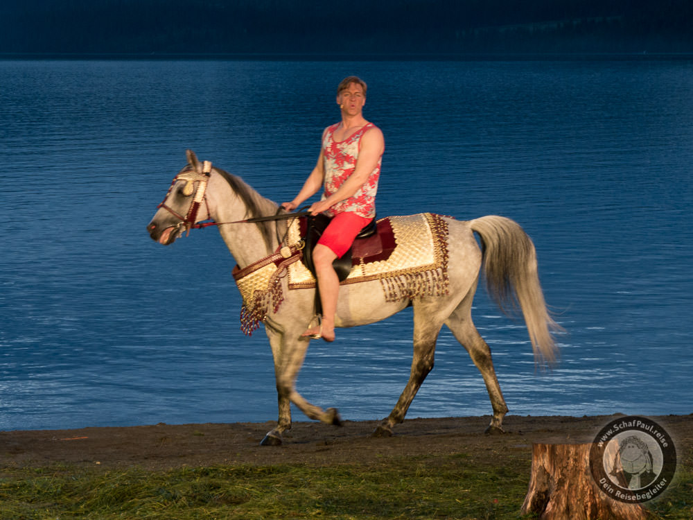 Peer Gynt findet am Strand von Marokko ein Pferd