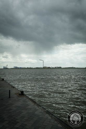 Sturm in Anmarsch über der Weser bei Bremerhaven