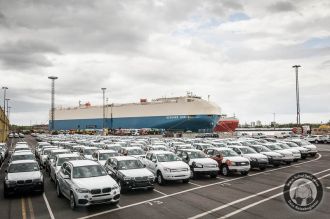 Lange Reihen von Autos im Frachthafen von Bremerhaven
