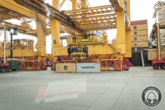 Blick auf den Fuß eine Containerbrücke im Seehafen von Bremerhaven