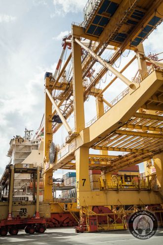 Größenbetrachtungen an einer Containerbrücke im Seehafen von Bremerhaven