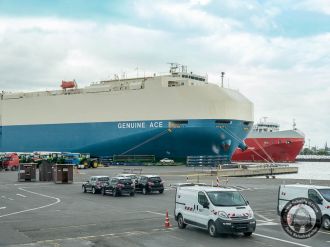 Auto-Frachter: Ein Bauch voller Fahrzeuge (Containerhafen von Bremerhaven)