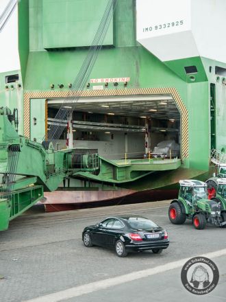 Spezielle Laderampen ermöglichen das Beladen mehrerer Ebenen auf dem Auto-Frachter (Hafen von Bremerhaven)