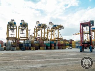 Containerbrücken beim Entladen in Bremerhaven