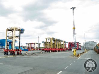 Kleine Containerlifter im Seehafen von Bremerhaven