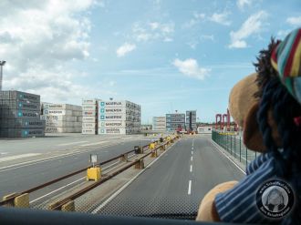 Containerstapel im Seehafen von Bremerhaven