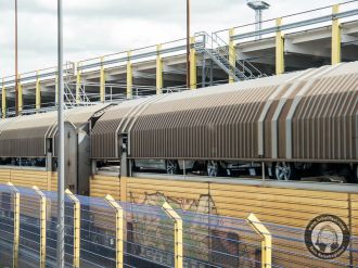 Autozug für Neufahrzeuge im Containerhafen von Bremerhaven