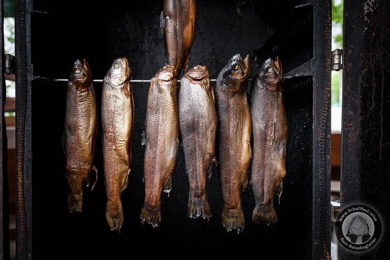 Räucherfisch - eine Köstlichkeit aus dem Schaufenster Fischereihafen