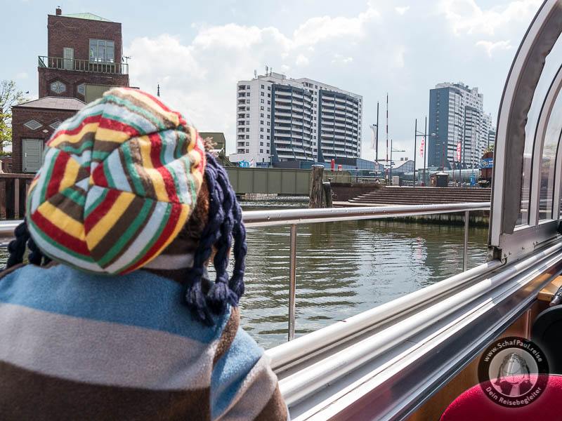 Schifffahrt durch den Container-Hafen