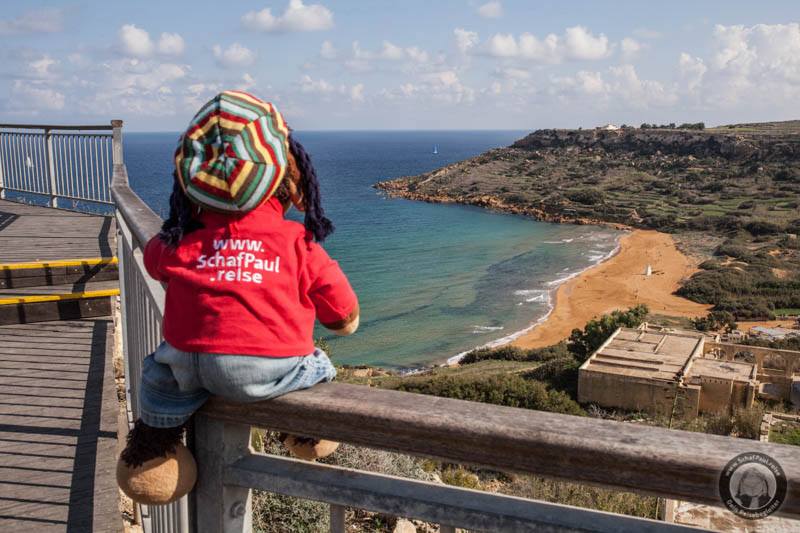 Blick auf den Strand der Ramla Bay von der Calypso Cave aus